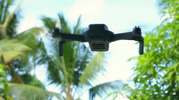一架无人驾驶飞机在热带风景的映衬下飞行的轮廓 — 图库视频影像
