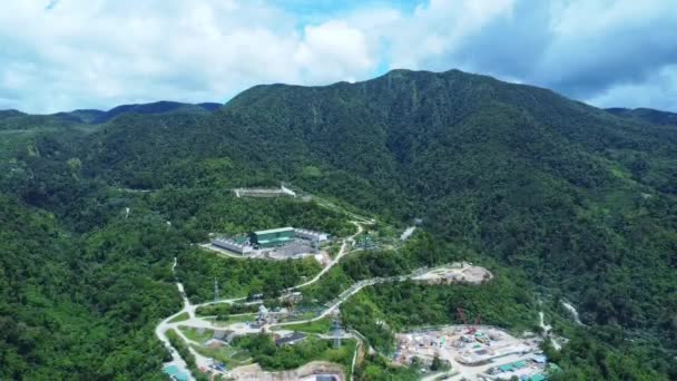 Dağlardaki Jeotermal Enerji Santralinin Havadan Görünüşü Yenilenebilir Enerji Kaynakları — Stok video