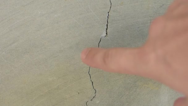 手指指向水泥墙的裂缝 混凝土结构被毁 — 图库视频影像