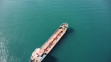 Bir insansız hava aracından görüldüğü gibi açık denizde seyreden bir tanker.