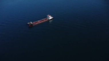 Bir insansız hava aracından görüldüğü gibi açık denizde seyreden bir tanker.
