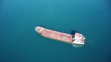 Bir insansız hava aracından görüldüğü gibi açık denizde seyreden bir tanker.
