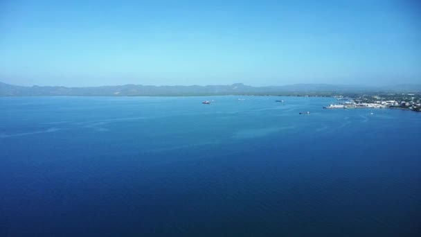 海港の空中眺望に近い大型貨物船 — ストック動画