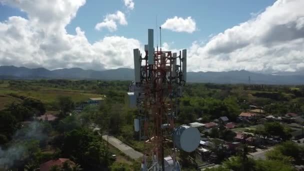 Vista Aérea Redor Torre Telecomunicações Antenas Torre Telecomunicações Satélite Transmite — Vídeo de Stock