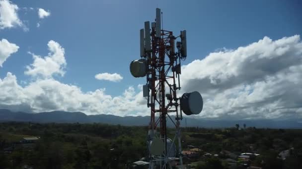 Vista Aérea Alrededor Torre Telecomunicaciones Las Antenas Torre Telecomunicaciones Satélite — Vídeo de stock