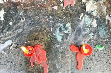 Mezarlıkta mum yakmak. Erimiş mum. 