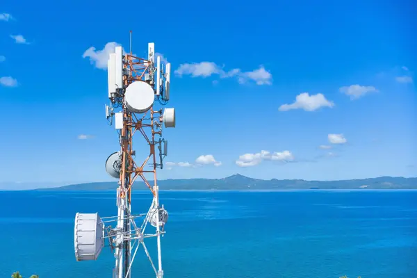 Telekomünikasyon kulesinin etrafındaki hava görüntüsü. Telekom kulesi antenleri ve uydusu 5g cep telefonu sinyallerini iletir.
