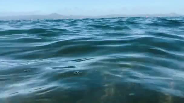 Flachbild Des Meeres Vor Dem Hintergrund Der Berge Und Des — Stockvideo