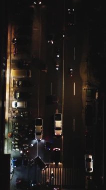 Asya hava manzaralı yollarda gece trafiği. 