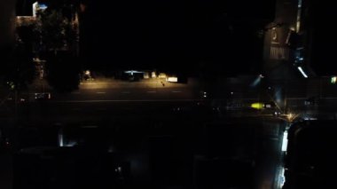 Asya hava manzaralı yollarda gece trafiği. 