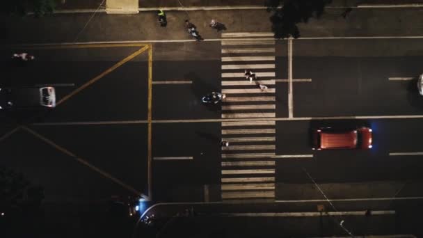 Vista Aérea Noite Uma Travessia Pedestre Não Regulamentada Estrada Noturna — Vídeo de Stock