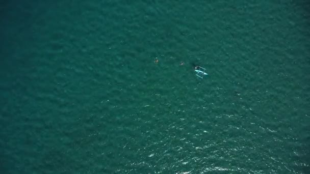 Lidé Plavou Oceánu Křišťálově Čistou Vodou Vedle Malé Lodi Plavat — Stock video