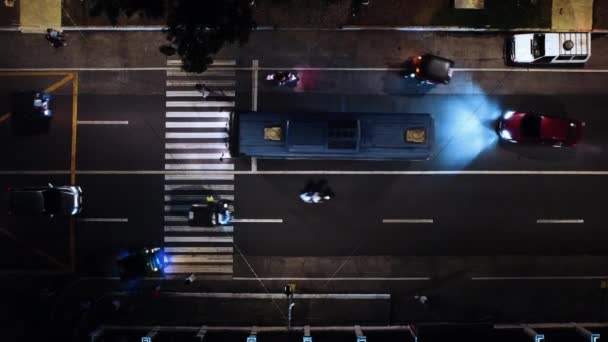 Vista Aérea Noite Uma Travessia Pedestre Não Regulamentada Estrada Noturna — Vídeo de Stock