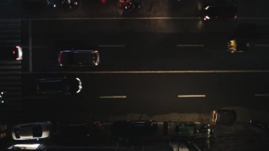 Asya hava manzaralı yollarda gece trafiği. 