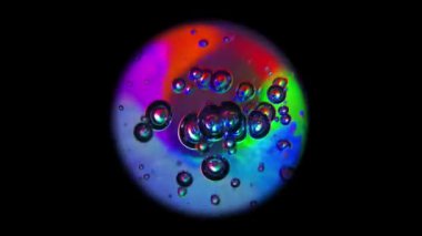 Siyah bir zemin üzerinde hava kabarcıkları olan dönen gökkuşağı küresi. 