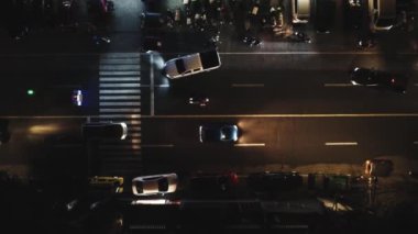 Asya hava manzaralı yollarda gece trafiği. 