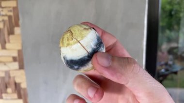 balut. Embriyoyla ördek yumurtası, Filipinler 'de geleneksel Asya yemekleri. kabuksuz yumurta. 