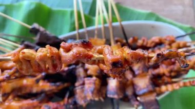 Izgara tavuk bağırsağı. Geleneksel Asya sokak yemekleri. 