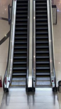 Terk edilmiş bir alışveriş merkezinde yürüyen merdiven..