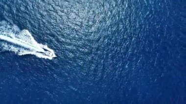 Açık okyanusta bir yat dalgaların arasından süzülüyor.. 