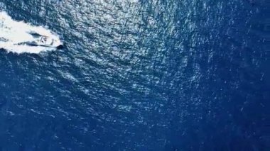 Açık okyanusta bir yat dalgaların arasından süzülüyor.. 