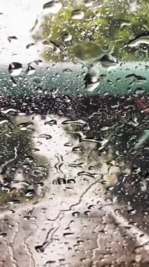 Bir arabanın ön camına yağmur damlası. Yağmur mevsimi, fırtına