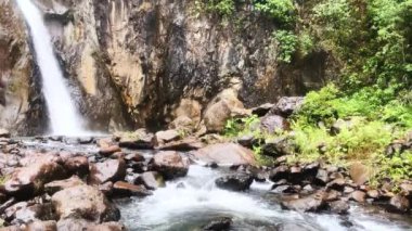 Tropik şelale ve kayalıklardaki dağ nehri.