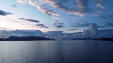 panoramik hava manzarası deniz üzerinde gün doğumunu ve bulutlu dağları