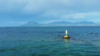 Sinyal bayrağı denizde tehlikeli bir mercan resifi gösteriyor. Sığ