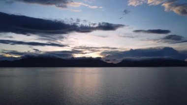 panoramik hava manzarası deniz üzerinde gün doğumunu ve bulutlu dağları