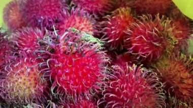 Rambutan meyvesinin yüzeyinde sürünen karıncalar.