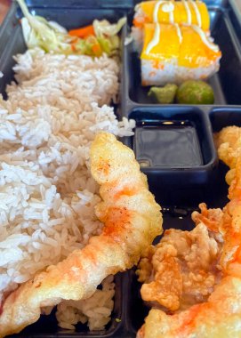 Japon restoranında pirinç ve mangolu tempura karidesi.. 