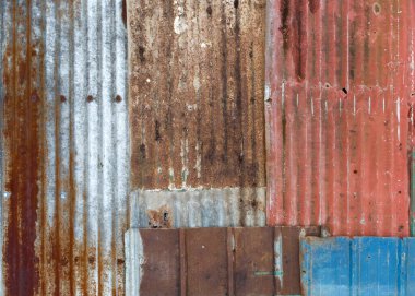 çok renkli çatı değişik renklerde paslı malzemelerle kaplıdır.. 