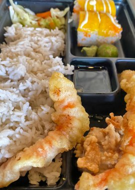Japon restoranında pirinç ve mangolu tempura karidesi.. 