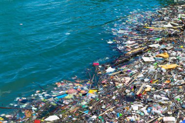 Deniz yüzeyinde çok fazla plastik ve diğer döküntüler, çevresel kirlilik.