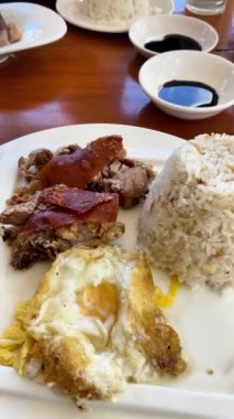 Tipik Filipin yemeği, kızarmış domuz eti, çıtır çıtır deri, pirinç, soya sosu ve baharatlı sirke..