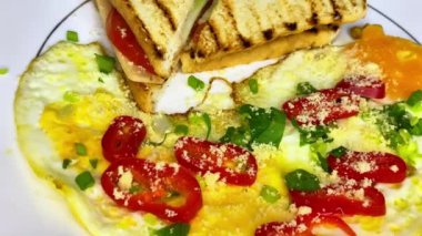 Sebzeli omlet ve kızarmış sandviçli parmesan..