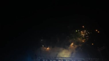 Konser sahnesinde çok renkli havai fişekler.. 