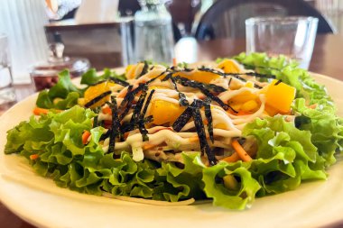 Yengeçli Kani salatası, taze marul ve kafede sebzeli mango.. 