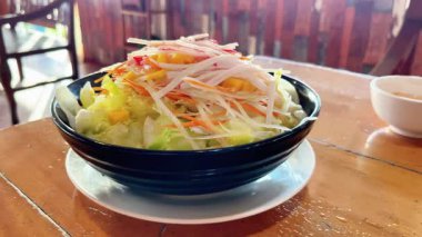 Yengeçli Kani salatası, taze marul ve kafede sebzeli mango.. 