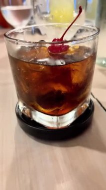 Viski ve kola kokteyli, maraska vişneli ve buzlu.. 