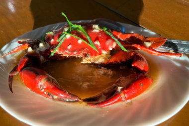 Baharatlı büyük haşlanmış yengeç.. 