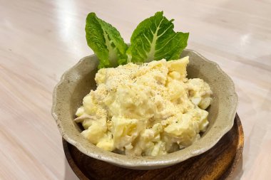 Patates salatası, haşlanmış patates ve sebze tabağı.. 