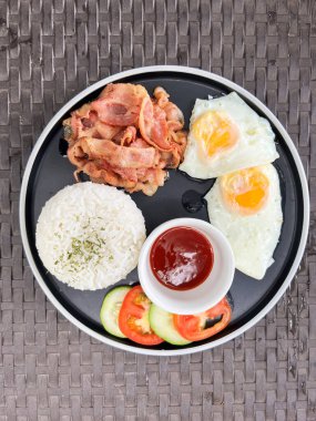 Bir kafede kızarmış yumurta, pirinç ve domuz pastırması ile klasik kahvaltı..