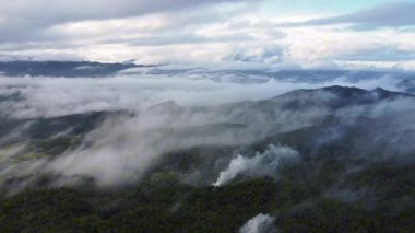 Tropik dağların üzerindeki bulutların manzarası, bulutlar denizi..