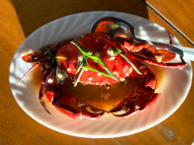 Baharatlı büyük haşlanmış yengeç.. 