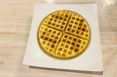 Tabağında akçaağaç şurubu olan Belçika waffleları..