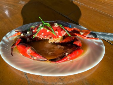 Baharatlı büyük haşlanmış yengeç.. 