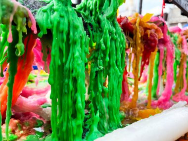 Farklı renklerdeki mumlardan eritilmiş mum..