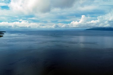 Deniz ve bulutların drone görüntüsü, Filipinler 'de tropikal boğaz, suda tekne, manzaralı deniz manzarası.